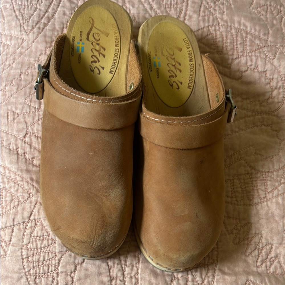 Lotta women’s clogs